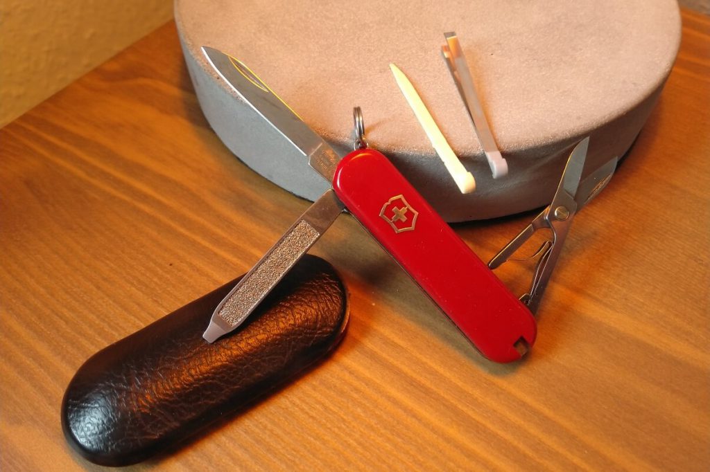 Victorinox-classic-cover