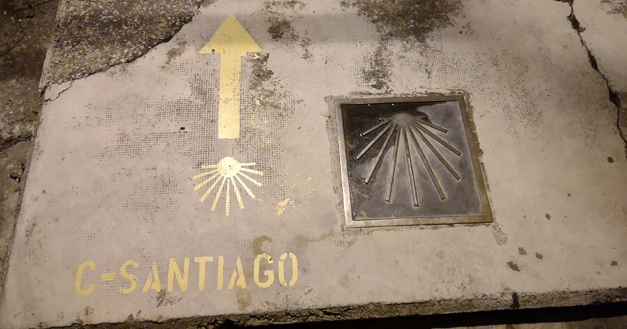 camino-arrow-waymarker