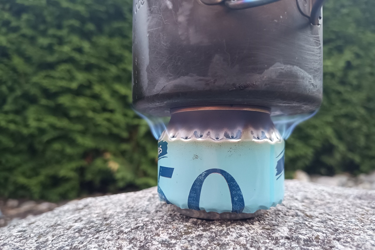 Open jet Beer can alcohol stove burning